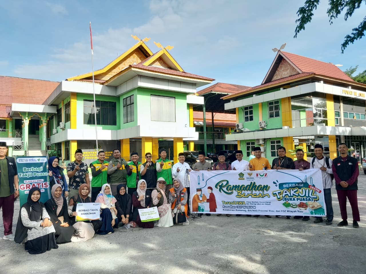 Berbagi Takjil Kolaborasi Kemenag - FOZ Riau, IZI Riau Salurkan 100 Paket Nasi Jum’at Berkah